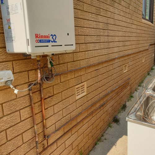 Instantaneous hot-water unit and neat external copper pipework