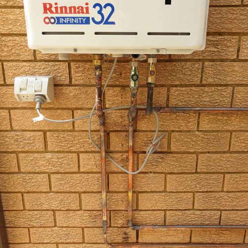 Water and gas connections beneath an instantaneous hot-water unit